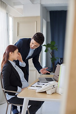 포토 JPG 여자 남자 스트레스 실내 서기 앉기 상반신 20대 성인 두명 옆모습 사무실 한국인 업무 비즈니스맨 비즈니스우먼 지시 꾸지람 동료 두통 사무용책상 청년만 성인만 국내포토 뷰포인트 비즈니스 관계 모션 사람 동양인 청년 내부 작업 직장인 질병 체벌 책상 파일형식