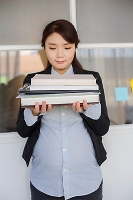 포토 JPG 여자 실내 한명 서기 들기 상반신 20대 성인 앞모습 책 사무실 쌓기 임산부 임신 한국인 업무 비즈니스우먼 문서 결재판 청년여자한명만 성인여자한명만 국내포토 1 뷰포인트 비즈니스 모션 사람 동양인 청년 내부 작업 직장인 결재 여자한명만 성인여자만 청년여자만 파일형식