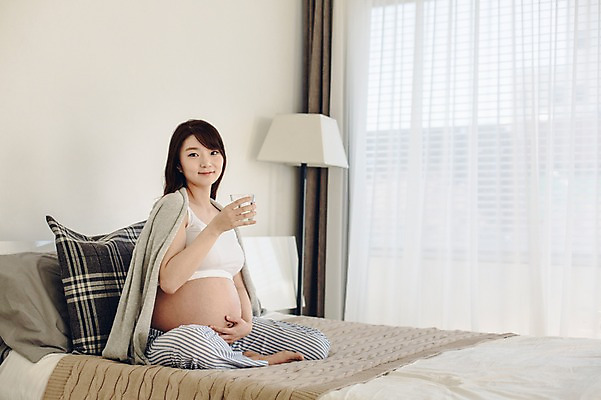 포토 JPG 전신 여자 여유 맨발 실내 한명 들기 앉기 20대 성인 임산부 임신 한국인 침대 편안함 물컵 카디건 태교 식수 청년여자한명만 성인여자한명만 국내포토 1 감정 가구 모션 발 사람 동양인 청년 내부 컵 물 외투 감각 여자한명만 성인여자만 청년여자만 파일형식