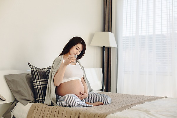포토 JPG 전신 여자 여유 맨발 실내 한명 들기 앉기 20대 성인 임산부 임신 한국인 침대 편안함 물컵 카디건 태교 식수 청년여자한명만 성인여자한명만 내려보기 국내포토 1 감정 가구 모션 발 사람 동양인 청년 내부 컵 물 외투 감각 여자한명만 성인여자만 청년여자만 파일형식