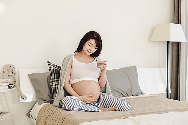 포토 JPG 전신 여자 여유 맨발 실내 한명 들기 앉기 20대 성인 앞모습 임산부 임신 한국인 침대 편안함 물컵 카디건 태교 식수 청년여자한명만 성인여자한명만 내려보기 국내포토 1 감정 뷰포인트 가구 모션 발 사람 동양인 청년 내부 컵 물 외투 감각 여자한명만 성인여자만 청년여자만 파일형식