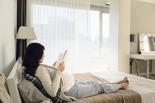 포토 JPG 전신 여자 여유 실내 한명 들기 앉기 20대 성인 옆모습 책 독서 기댐 임산부 임신 한국인 침대 편안함 카디건 태교 다리펴기 청년여자한명만 성인여자한명만 국내포토 1 감정 뷰포인트 가구 모션 사람 동양인 청년 내부 외투 감각 여자한명만 성인여자만 청년여자만 파일형식