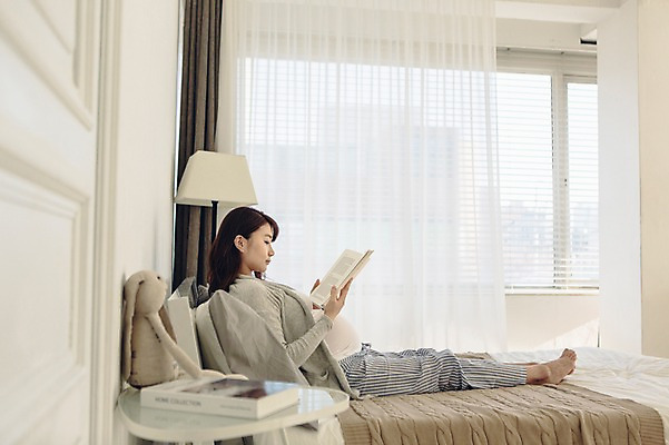 포토 JPG 전신 여자 여유 실내 한명 들기 앉기 20대 성인 옆모습 책 독서 기댐 임산부 임신 한국인 침대 편안함 카디건 태교 청년여자한명만 성인여자한명만 국내포토 1 감정 뷰포인트 가구 모션 사람 동양인 청년 내부 외투 감각 여자한명만 성인여자만 청년여자만 파일형식