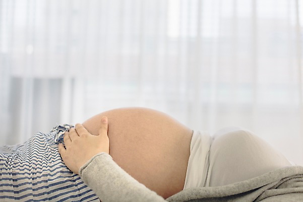 포토 JPG 손 여자 여유 휴식 실내 한명 상반신 20대 성인 옆모습 눕기 임산부 임신 한국인 침대 편안함 카디건 태교 복부 국내포토 1 감정 뷰포인트 가구 컨셉 모션 사람 동양인 청년 내부 신체부위 외투 감각 파일형식