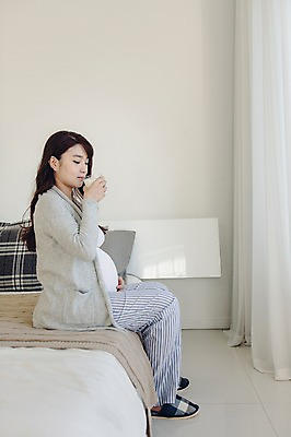 포토 JPG 전신 여자 여유 잔 실내 한명 들기 앉기 20대 성인 옆모습 임산부 임신 한국인 우유 마시기 침대 편안함 카디건 태교 우유잔 청년여자한명만 성인여자한명만 국내포토 1 식기 감정 뷰포인트 가구 모션 유제품 사람 동양인 청년 내부 외투 감각 여자한명만 성인여자만 청년여자만 파일형식