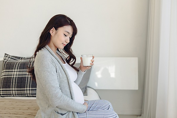 포토 JPG 여자 여유 잔 실내 한명 들기 앉기 상반신 20대 성인 옆모습 임산부 임신 한국인 우유 침대 편안함 카디건 태교 우유잔 청년여자한명만 성인여자한명만 내려보기 국내포토 1 식기 감정 뷰포인트 가구 모션 유제품 사람 동양인 청년 내부 외투 감각 여자한명만 성인여자만 청년여자만 파일형식