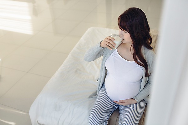 포토 JPG 여자 여유 잔 실내 한명 들기 앉기 상반신 20대 성인 앞모습 임산부 임신 한국인 우유 마시기 침대 편안함 카디건 태교 우유잔 청년여자한명만 성인여자한명만 국내포토 1 식기 감정 뷰포인트 가구 모션 유제품 사람 동양인 청년 내부 외투 감각 여자한명만 성인여자만 청년여자만 파일형식