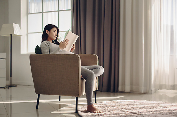 포토 JPG 전신 여자 여유 맨발 실내 한명 들기 앉기 20대 성인 옆모습 책 소파 독서 임산부 임신 한국인 편안함 태교 청년여자한명만 성인여자한명만 국내포토 1 감정 뷰포인트 의자 모션 발 사람 동양인 청년 내부 감각 여자한명만 성인여자만 청년여자만 파일형식