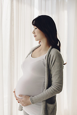 포토 JPG 여자 여유 실내 한명 서기 상반신 20대 성인 옆모습 임산부 임신 한국인 커튼 편안함 창가 태교 청년여자한명만 성인여자한명만 국내포토 1 감정 뷰포인트 창문 모션 사람 동양인 청년 내부 감각 여자한명만 성인여자만 청년여자만 파일형식