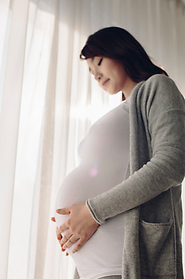 포토 JPG 여자 여유 실내 한명 서기 상반신 20대 성인 옆모습 임산부 임신 한국인 커튼 편안함 창가 태교 청년여자한명만 성인여자한명만 국내포토 1 감정 뷰포인트 창문 모션 사람 동양인 청년 내부 감각 여자한명만 성인여자만 청년여자만 파일형식