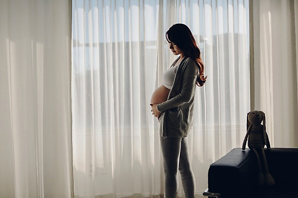 포토 JPG 여자 여유 실내 한명 서기 상반신 20대 성인 옆모습 임산부 임신 한국인 커튼 편안함 창가 태교 청년여자한명만 성인여자한명만 국내포토 1 감정 뷰포인트 창문 모션 사람 동양인 청년 내부 감각 여자한명만 성인여자만 청년여자만 파일형식