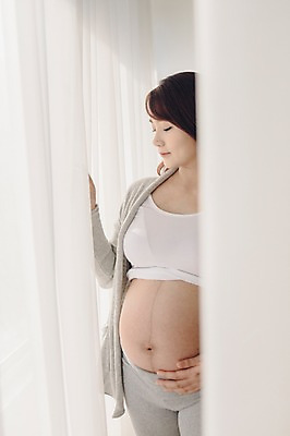 포토 JPG 여자 여유 실내 한명 서기 상반신 20대 성인 앞모습 임산부 임신 한국인 커튼 편안함 창가 태교 청년여자한명만 성인여자한명만 국내포토 1 감정 뷰포인트 창문 모션 사람 동양인 청년 내부 감각 여자한명만 성인여자만 청년여자만 파일형식