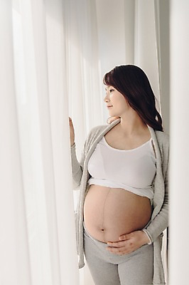 포토 JPG 여자 여유 실내 한명 서기 상반신 20대 성인 앞모습 임산부 임신 한국인 커튼 편안함 창가 태교 청년여자한명만 성인여자한명만 국내포토 1 감정 뷰포인트 창문 모션 사람 동양인 청년 내부 감각 여자한명만 성인여자만 청년여자만 파일형식