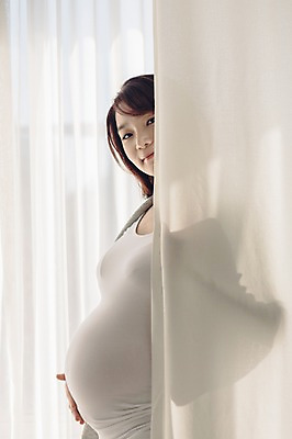 포토 JPG 여자 여유 실내 한명 서기 상반신 20대 성인 옆모습 임산부 임신 한국인 커튼 편안함 창가 태교 숨기 청년여자한명만 성인여자한명만 국내포토 1 감정 뷰포인트 창문 모션 사람 동양인 청년 내부 감각 여자한명만 성인여자만 청년여자만 파일형식