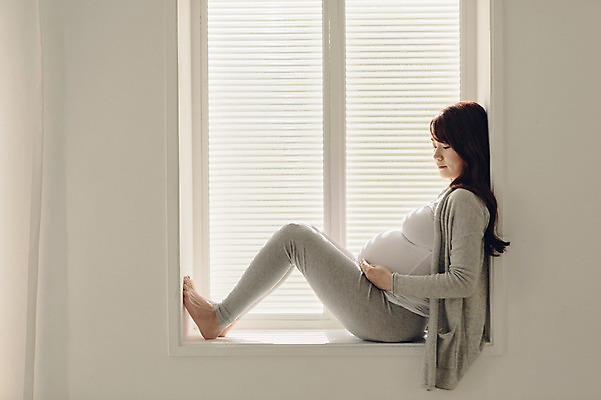 포토 JPG 전신 여자 여유 창문 맨발 휴식 실내 한명 앉기 20대 성인 옆모습 임산부 임신 한국인 편안함 창가 태교 청년여자한명만 성인여자한명만 국내포토 1 감정 뷰포인트 컨셉 모션 발 사람 동양인 청년 내부 감각 여자한명만 성인여자만 청년여자만 파일형식