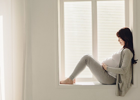 포토 JPG 전신 여자 여유 창문 맨발 휴식 실내 한명 앉기 20대 성인 옆모습 임산부 임신 한국인 편안함 창가 태교 청년여자한명만 성인여자한명만 국내포토 1 감정 뷰포인트 컨셉 모션 발 사람 동양인 청년 내부 감각 여자한명만 성인여자만 청년여자만 파일형식