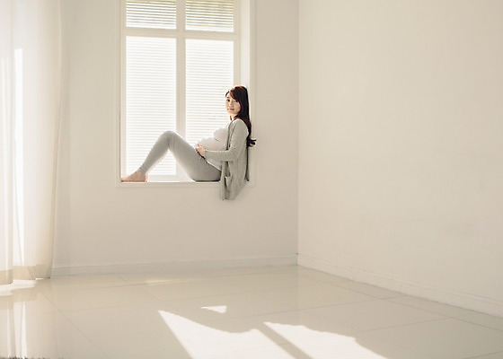 포토 JPG 전신 여자 여유 창문 맨발 휴식 실내 한명 앉기 20대 성인 옆모습 임산부 임신 한국인 편안함 창가 태교 청년여자한명만 성인여자한명만 국내포토 1 감정 뷰포인트 컨셉 모션 발 사람 동양인 청년 내부 감각 여자한명만 성인여자만 청년여자만 파일형식