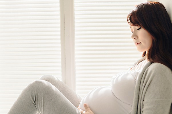 포토 JPG 여자 여유 창문 휴식 실내 한명 앉기 상반신 20대 성인 옆모습 임산부 임신 한국인 편안함 창가 태교 청년여자한명만 성인여자한명만 국내포토 1 감정 뷰포인트 컨셉 모션 사람 동양인 청년 내부 감각 여자한명만 성인여자만 청년여자만 파일형식