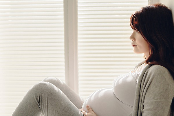 포토 JPG 여자 여유 창문 휴식 실내 한명 앉기 상반신 20대 성인 옆모습 임산부 임신 한국인 편안함 창가 태교 청년여자한명만 성인여자한명만 국내포토 1 감정 뷰포인트 컨셉 모션 사람 동양인 청년 내부 감각 여자한명만 성인여자만 청년여자만 파일형식