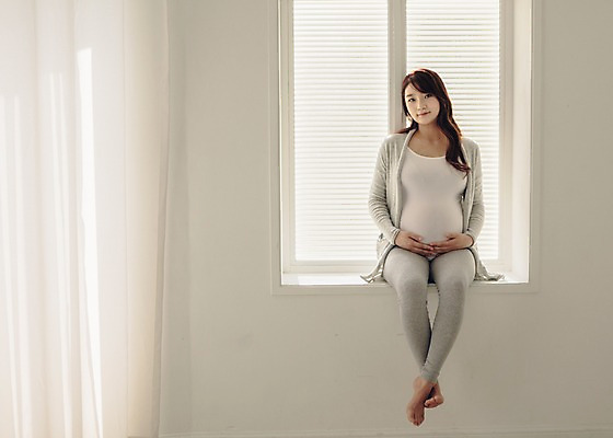 포토 JPG 전신 여자 여유 창문 맨발 휴식 실내 한명 앉기 20대 성인 앞모습 임산부 임신 한국인 편안함 창가 태교 청년여자한명만 성인여자한명만 국내포토 1 감정 뷰포인트 컨셉 모션 발 사람 동양인 청년 내부 감각 여자한명만 성인여자만 청년여자만 파일형식