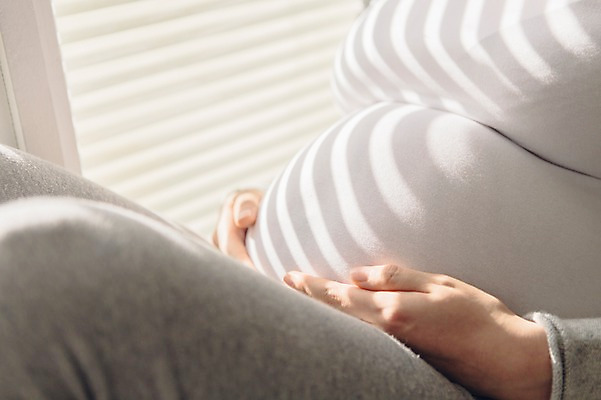 포토 JPG 손 여자 여유 창문 실내 한명 상반신 20대 성인 임산부 임신 한국인 편안함 창가 태교 허벅지 복부 국내포토 1 감정 사람 동양인 청년 내부 신체부위 감각 파일형식