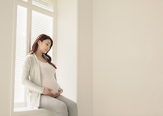 포토 JPG 여자 여유 창문 휴식 실내 한명 앉기 상반신 20대 성인 옆모습 임산부 임신 한국인 편안함 창가 태교 청년여자한명만 성인여자한명만 국내포토 1 감정 뷰포인트 컨셉 모션 사람 동양인 청년 내부 감각 여자한명만 성인여자만 청년여자만 파일형식