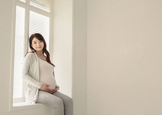 포토 JPG 여자 여유 창문 휴식 실내 한명 미소 앉기 상반신 20대 성인 옆모습 임산부 임신 한국인 편안함 창가 태교 청년여자한명만 성인여자한명만 국내포토 1 감정 뷰포인트 컨셉 모션 표정 사람 동양인 청년 내부 감각 여자한명만 성인여자만 청년여자만 파일형식