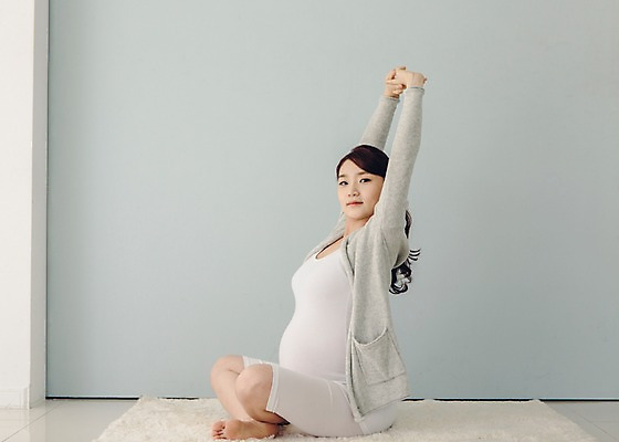 포토 JPG 전신 여자 여유 포즈 맨발 실내 한명 앉기 20대 성인 옆모습 운동 손들기 스트레칭 카펫 임산부 임신 한국인 매트 편안함 깍지 기지개 태교 청년여자한명만 성인여자한명만 국내포토 1 감정 뷰포인트 모션 발 건강 사람 동양인 손짓 청년 내부 감각 여자한명만 성인여자만 청년여자만 파일형식