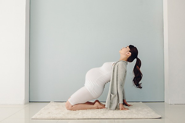 포토 JPG 전신 여자 여유 포즈 맨발 실내 한명 앉기 20대 성인 옆모습 운동 스트레칭 카펫 임산부 임신 한국인 매트 무릎꿇기 편안함 태교 손짚기 청년여자한명만 성인여자한명만 국내포토 1 감정 뷰포인트 모션 발 건강 사람 동양인 손짓 청년 내부 감각 여자한명만 성인여자만 청년여자만 파일형식