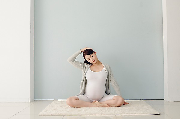 포토 JPG 전신 여자 여유 포즈 맨발 실내 한명 20대 성인 앞모습 운동 스트레칭 카펫 임산부 임신 한국인 매트 편안함 태교 가부좌 청년여자한명만 성인여자한명만 국내포토 1 감정 뷰포인트 발 건강 사람 앉기 동양인 청년 내부 감각 여자한명만 성인여자만 청년여자만 파일형식