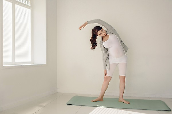 포토 JPG 전신 여자 여유 포즈 맨발 실내 한명 서기 20대 성인 앞모습 운동 스트레칭 임산부 임신 한국인 매트 편안함 태교 청년여자한명만 성인여자한명만 국내포토 1 감정 뷰포인트 모션 발 건강 사람 동양인 청년 내부 감각 여자한명만 성인여자만 청년여자만 파일형식