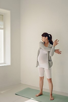 포토 JPG 전신 여자 여유 포즈 맨발 실내 한명 서기 20대 성인 앞모습 운동 스트레칭 임산부 임신 한국인 매트 편안함 태교 청년여자한명만 성인여자한명만 국내포토 1 감정 뷰포인트 모션 발 건강 사람 동양인 청년 내부 감각 여자한명만 성인여자만 청년여자만 파일형식