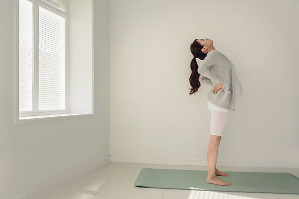 포토 JPG 전신 여자 여유 허리손 포즈 실내 한명 서기 20대 성인 옆모습 운동 스트레칭 임산부 임신 한국인 매트 편안함 고개들기 태교 청년여자한명만 성인여자한명만 국내포토 1 감정 뷰포인트 모션 건강 사람 동양인 청년 내부 감각 여자한명만 성인여자만 청년여자만 파일형식