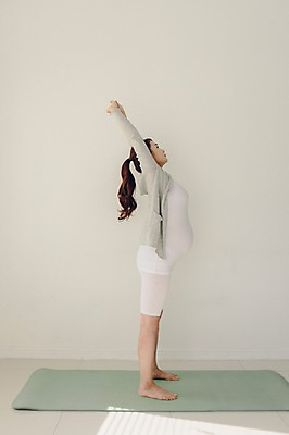 포토 JPG 전신 여자 여유 포즈 실내 한명 서기 20대 성인 옆모습 운동 손들기 스트레칭 임산부 임신 한국인 매트 편안함 깍지 기지개 태교 청년여자한명만 성인여자한명만 국내포토 1 감정 뷰포인트 모션 건강 사람 동양인 손짓 청년 내부 감각 여자한명만 성인여자만 청년여자만 파일형식