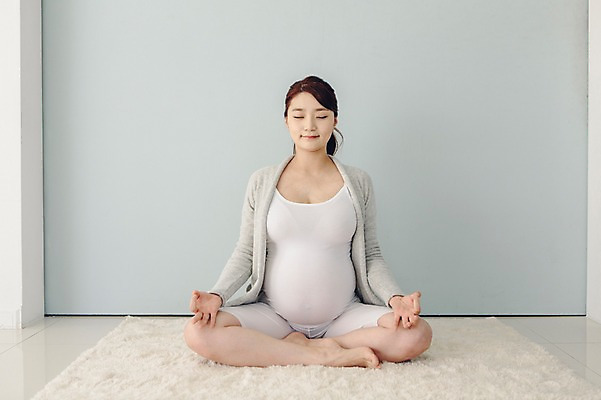 포토 JPG 전신 여자 여유 요가 맨발 실내 한명 20대 성인 앞모습 눈감음 카펫 임산부 임신 한국인 매트 편안함 명상 태교 가부좌 청년여자한명만 성인여자한명만 국내포토 1 웰빙 감정 뷰포인트 모션 발 사람 앉기 동양인 청년 내부 감각 여자한명만 성인여자만 청년여자만 파일형식