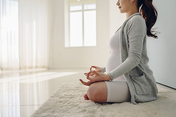 포토 JPG 여자 여유 요가 실내 한명 20대 성인 옆모습 카펫 임산부 임신 한국인 하반신 매트 편안함 명상 태교 가부좌 국내포토 1 웰빙 감정 뷰포인트 사람 앉기 동양인 청년 내부 감각 파일형식