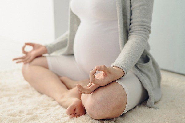 포토 JPG 여자 여유 요가 실내 한명 20대 성인 카펫 임산부 임신 한국인 하반신 매트 편안함 명상 태교 가부좌 국내포토 1 웰빙 감정 사람 앉기 동양인 청년 내부 감각 파일형식