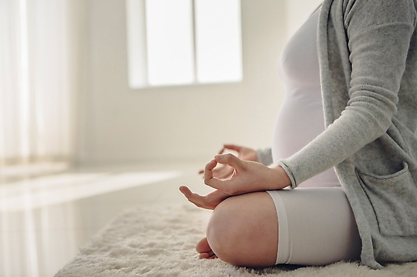 포토 JPG 여자 여유 요가 실내 한명 20대 성인 옆모습 카펫 임산부 임신 한국인 하반신 매트 편안함 명상 태교 가부좌 국내포토 1 웰빙 감정 뷰포인트 사람 앉기 동양인 청년 내부 감각 파일형식