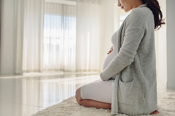 포토 JPG 여자 여유 실내 한명 앉기 20대 성인 옆모습 카펫 임산부 임신 한국인 하반신 매트 무릎꿇기 편안함 태교 국내포토 1 감정 뷰포인트 모션 사람 동양인 청년 내부 감각 파일형식