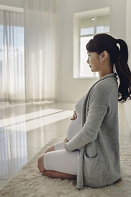 포토 JPG 전신 여자 여유 실내 한명 앉기 20대 성인 옆모습 카펫 임산부 임신 한국인 매트 무릎꿇기 편안함 태교 청년여자한명만 성인여자한명만 국내포토 1 감정 뷰포인트 모션 사람 동양인 청년 내부 감각 여자한명만 성인여자만 청년여자만 파일형식