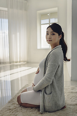 포토 JPG 전신 여자 여유 실내 한명 앉기 20대 성인 옆모습 카펫 임산부 임신 한국인 매트 무릎꿇기 편안함 태교 청년여자한명만 성인여자한명만 국내포토 1 감정 뷰포인트 모션 사람 동양인 청년 내부 감각 여자한명만 성인여자만 청년여자만 파일형식