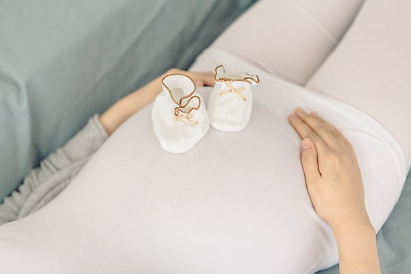 포토 JPG 손 여자 한명 상반신 20대 성인 신체부위 눕기 임산부 임신 한국인 아기신발 복부 국내포토 1 신발 모션 사람 동양인 청년 아기용품 파일형식