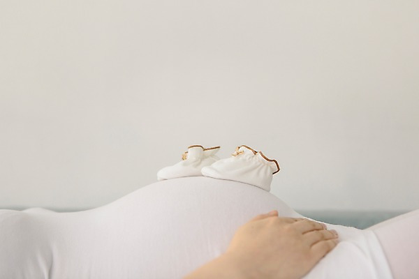 포토 JPG 손 여자 한명 상반신 20대 성인 옆모습 신체부위 눕기 임산부 임신 한국인 아기신발 복부 국내포토 1 뷰포인트 신발 모션 사람 동양인 청년 아기용품 파일형식