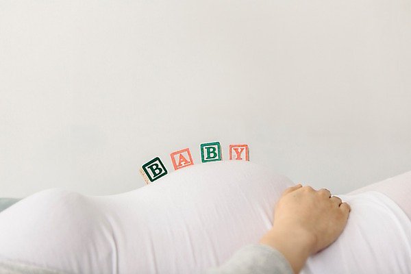 포토 JPG 손 영어 여자 한명 상반신 20대 성인 옆모습 신체부위 눕기 블록 임산부 임신 한국인 아기 복부 국내포토 문자 1 뷰포인트 모션 사람 동양인 청년 파일형식