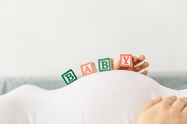 포토 JPG 손 영어 여자 한명 들기 상반신 20대 성인 옆모습 신체부위 눕기 블록 임산부 임신 한국인 아기 복부 국내포토 문자 1 뷰포인트 모션 사람 동양인 청년 파일형식