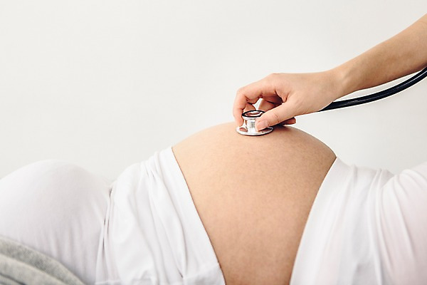 포토 JPG 손 여자 청진기 상반신 20대 성인 두명 옆모습 신체부위 눕기 진료 한국인 복부 국내포토 뷰포인트 의학 의료기기 모션 사람 동양인 청년 파일형식