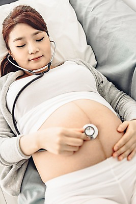 포토 JPG 여자 청진기 실내 한명 상반신 20대 성인 앞모습 눕기 임산부 임신 진료 한국인 복부 청년여자한명만 성인여자한명만 국내포토 1 뷰포인트 의학 의료기기 모션 사람 동양인 청년 내부 신체부위 여자한명만 성인여자만 청년여자만 파일형식