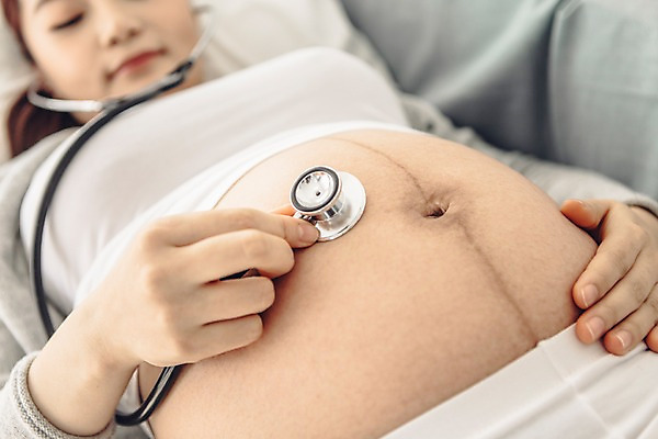 포토 JPG 손 여자 청진기 실내 한명 상반신 20대 성인 눕기 임산부 임신 진료 한국인 복부 국내포토 1 의학 의료기기 모션 사람 동양인 청년 내부 신체부위 파일형식