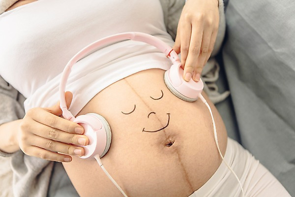 포토 JPG 여자 실내 표정 한명 미소 상반신 20대 성인 앞모습 눕기 눈감음 헤드폰 임산부 임신 음악감상 한국인 편안함 설레임 소통 복부 국내포토 1 감정 뷰포인트 음향기기 컨셉 모션 사람 동양인 청년 내부 신체부위 감상 감각 파일형식