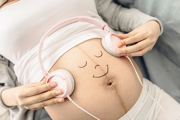 포토 JPG 여자 실내 표정 한명 미소 상반신 20대 성인 앞모습 눕기 눈감음 헤드폰 임산부 임신 음악감상 한국인 편안함 설레임 소통 복부 국내포토 1 감정 뷰포인트 음향기기 컨셉 모션 사람 동양인 청년 내부 신체부위 감상 감각 파일형식